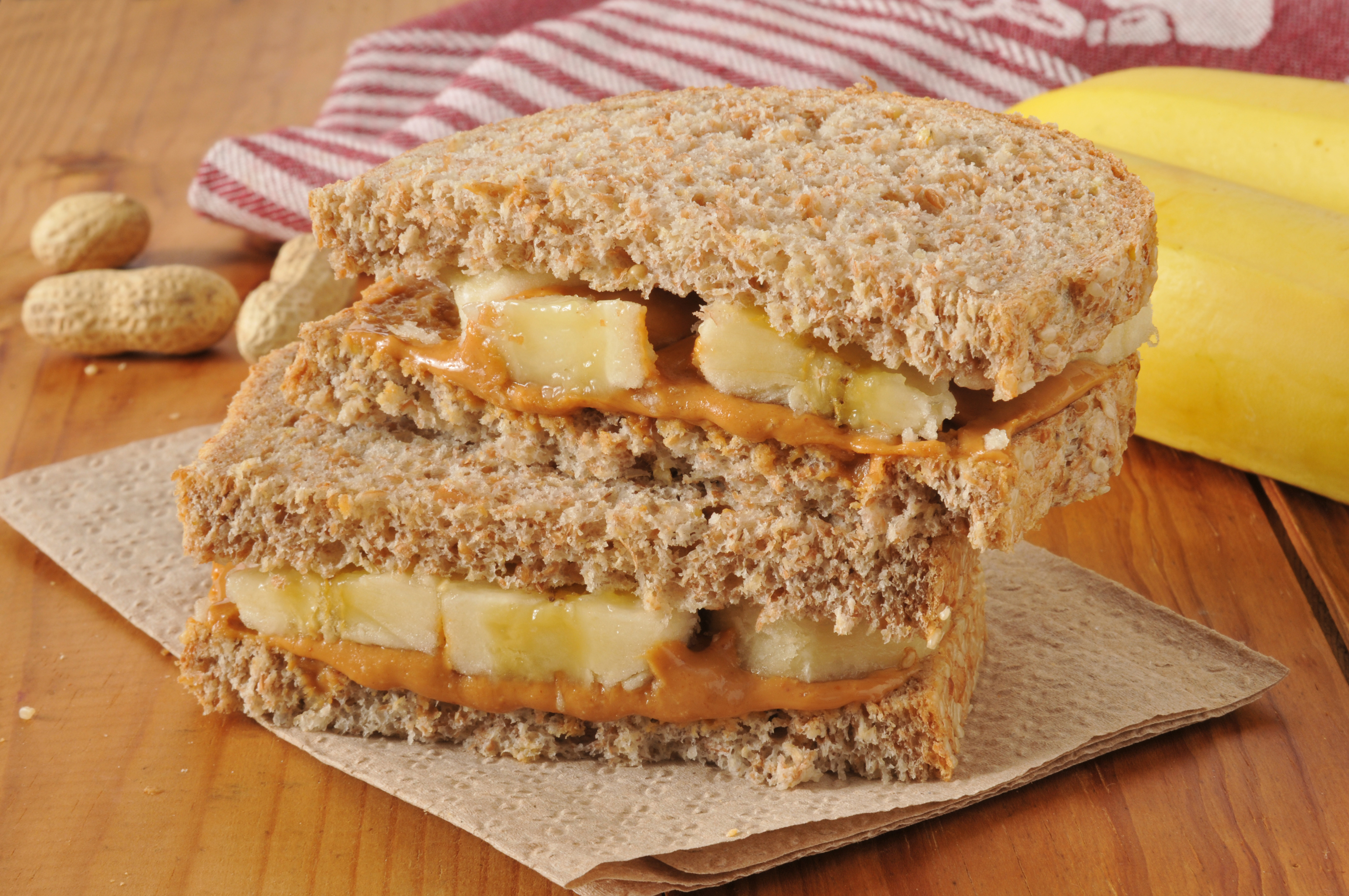 SANDUÍCHE DE BANANA COM PASTA DE AMENDOIM