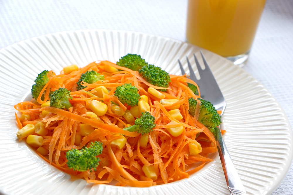 Espaguete de cenoura com brócolis e milho
