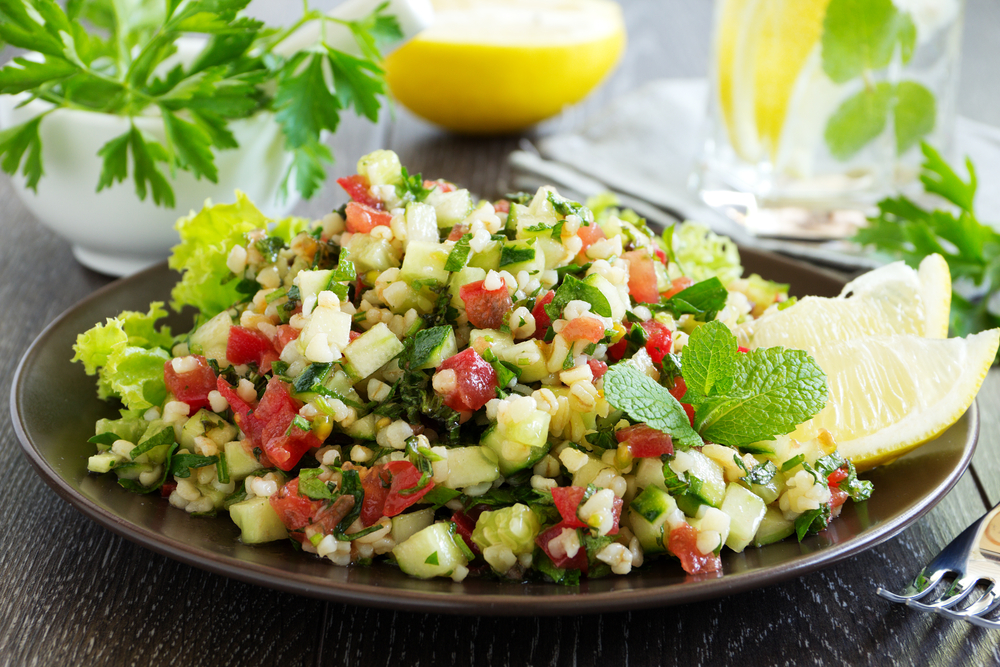 Tabule de Brócolis e Quinoa ao Molho de Tahine e Ervas