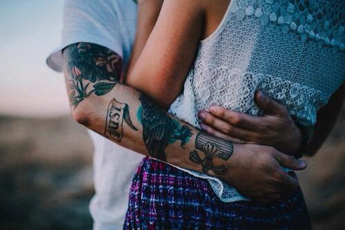 Comportamento: 10 ótimos motivos para namorar um homem tatuado