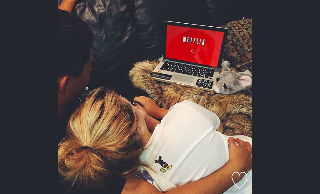 Filmes e séries: 14 coisas que só acontecem se você e seu parceiro vivem um ménage com a Netflix