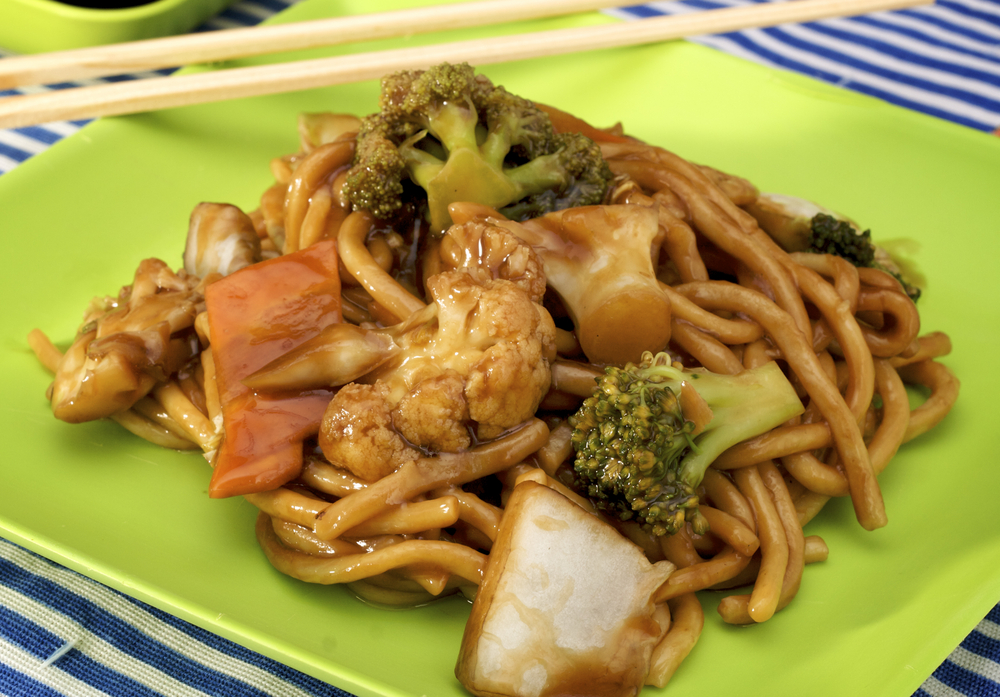 Yakissoba de legumes com palmito pupunha