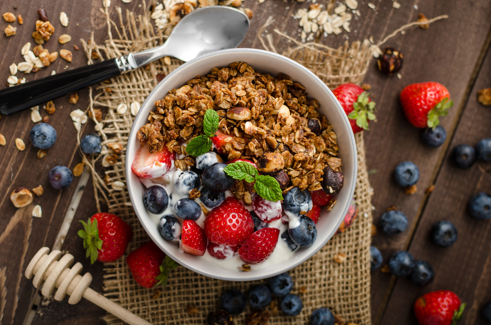 Restaurantes: Para economizar: aprenda a fazer granola e barrinha de cereal caseiros