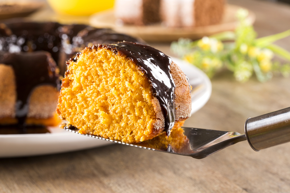 Bolo de cenoura com cobertura de chocolate