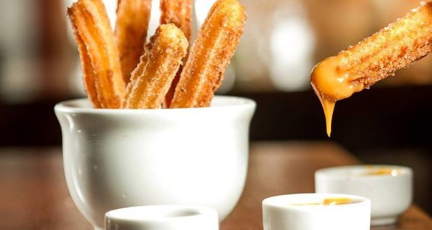 5) CHURROS COM DOCE DE LEITE