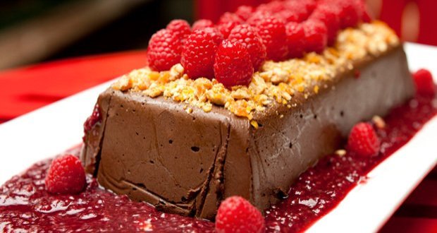 7) TERRINE DE CHOCOLATE COM FRUTAS VERMELHAS