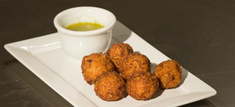 Bolinho de arroz e molho de ervas