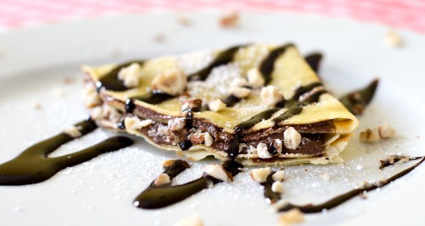 Crepe de brigadeiro com calda de chocolate e nozes