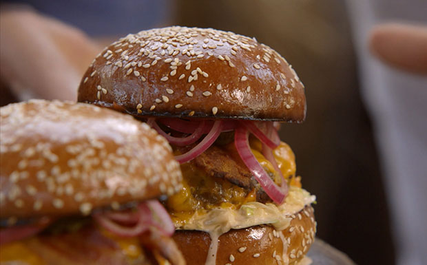 Hambúrguer com queijo, mostarda e bacon