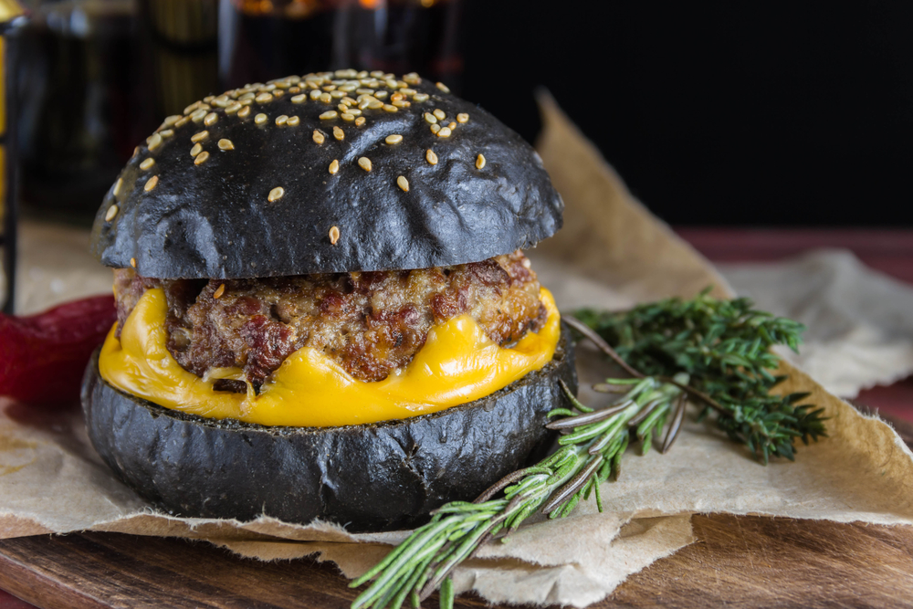 Hambúrguer com cheddar no pão preto