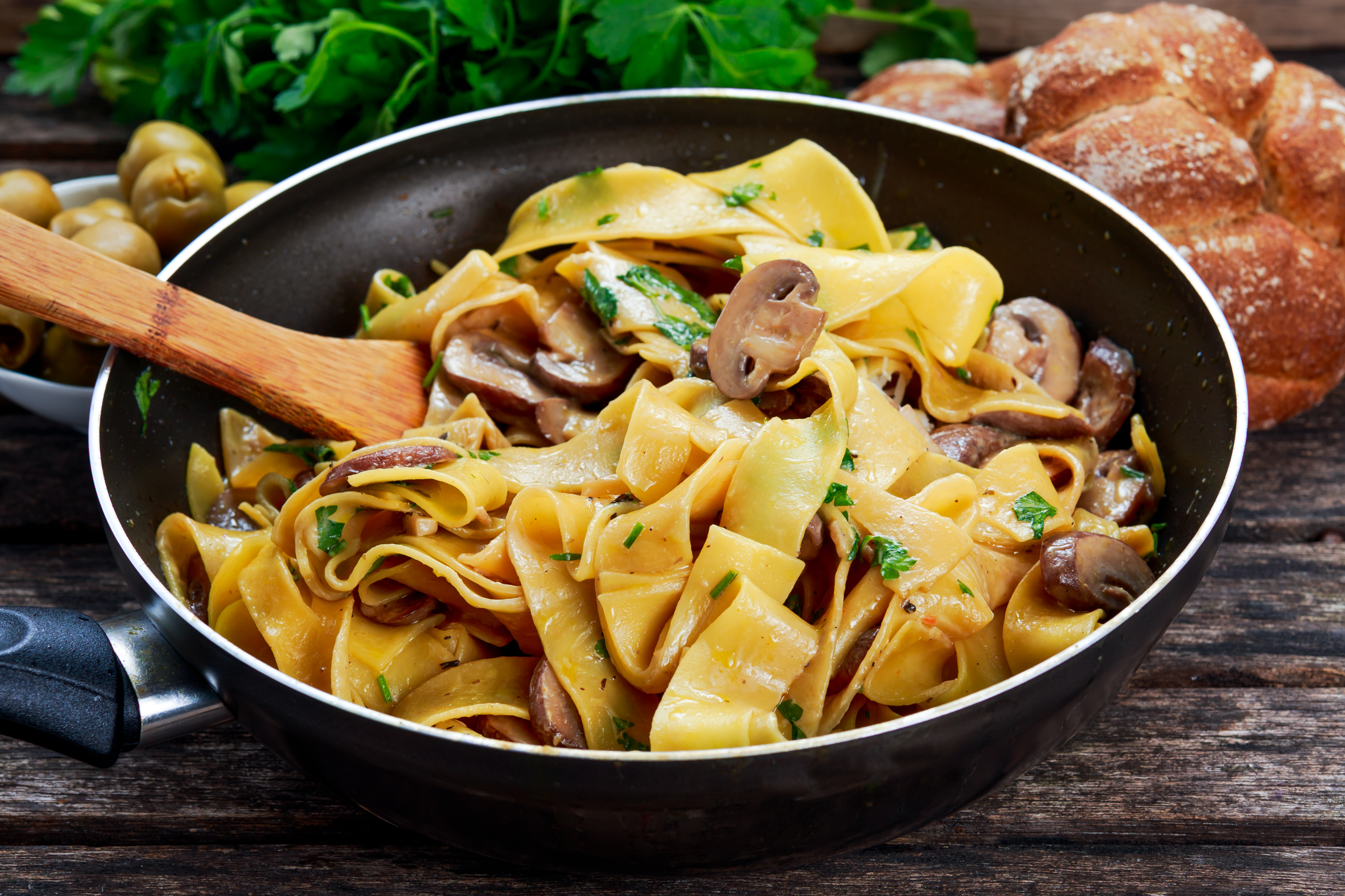 FETTUCCINE AO MOLHO CREMOSO DE FUNGHI