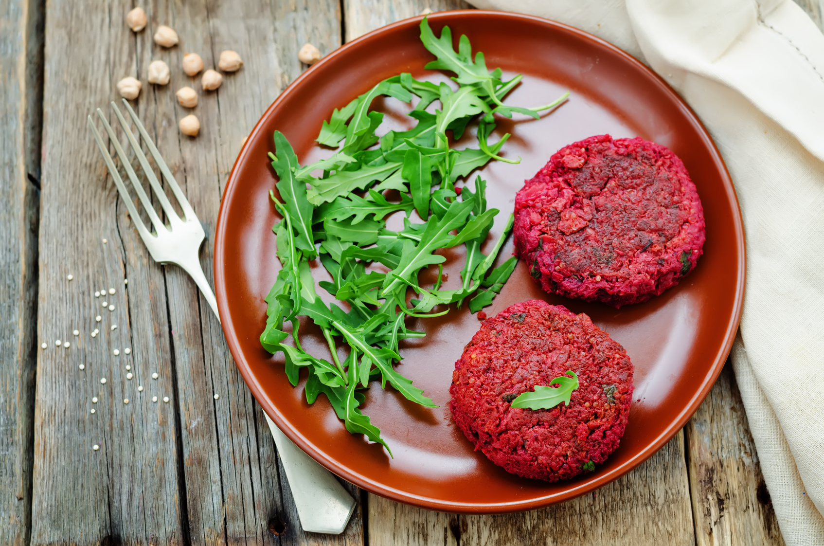 HAMBÚRGUER VEGAN DE QUINOA E BETERRABA