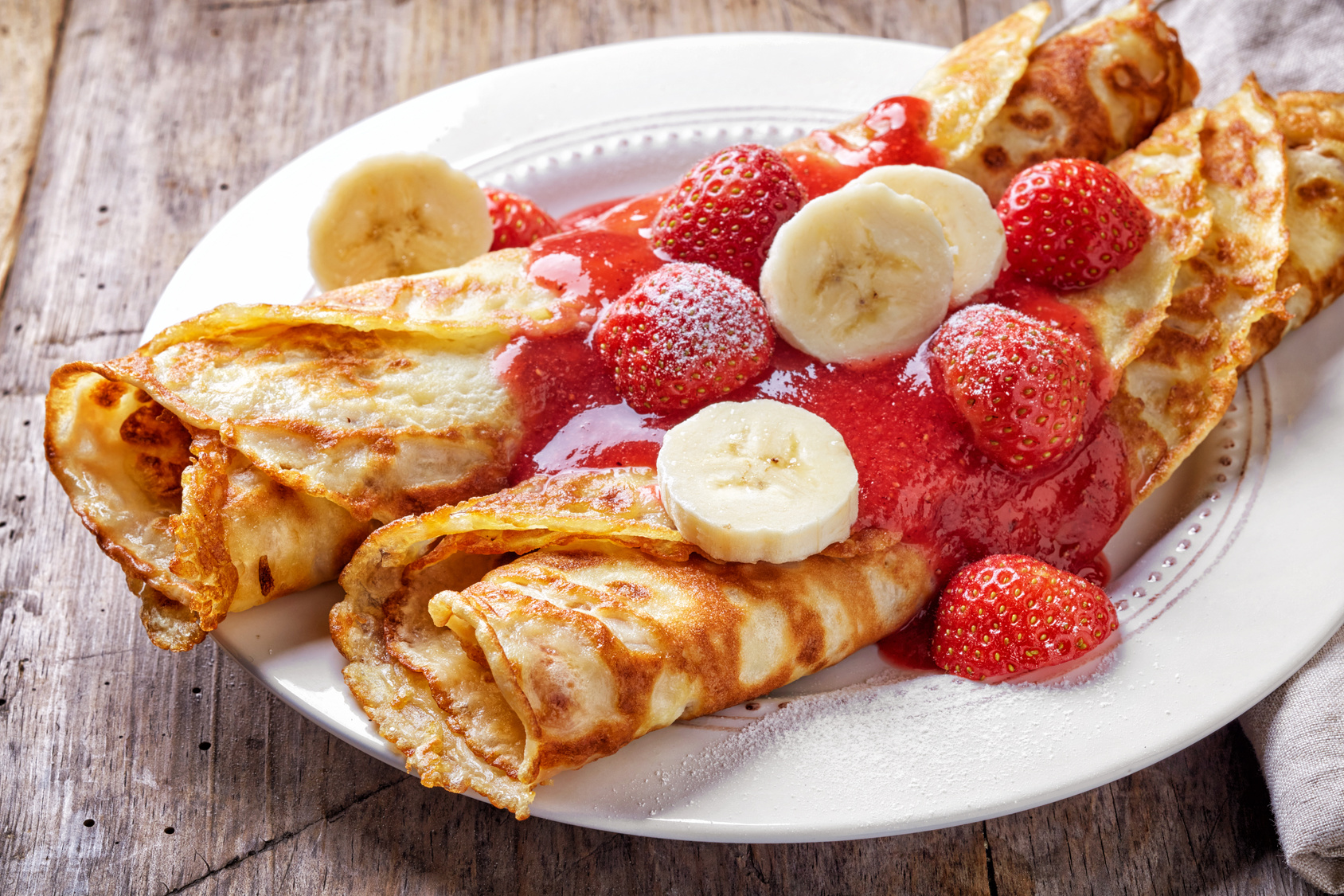 PANQUECAS DE BANANA, COM GELEIA DE FRUTAS VERMELHAS