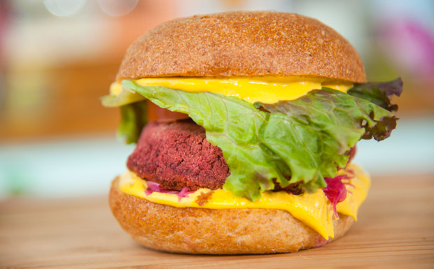 Hambúrguer de feijão com beterraba e cheddar vegano