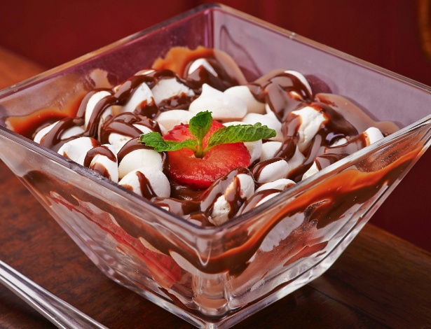 Merengue com Morango e Chocolate