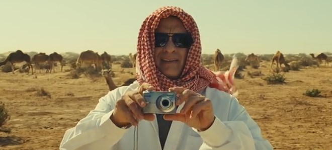 Cinema: Crítica: “Negócio das Arábias” aposta na fórmula “crise de meia-idade num país exótico”