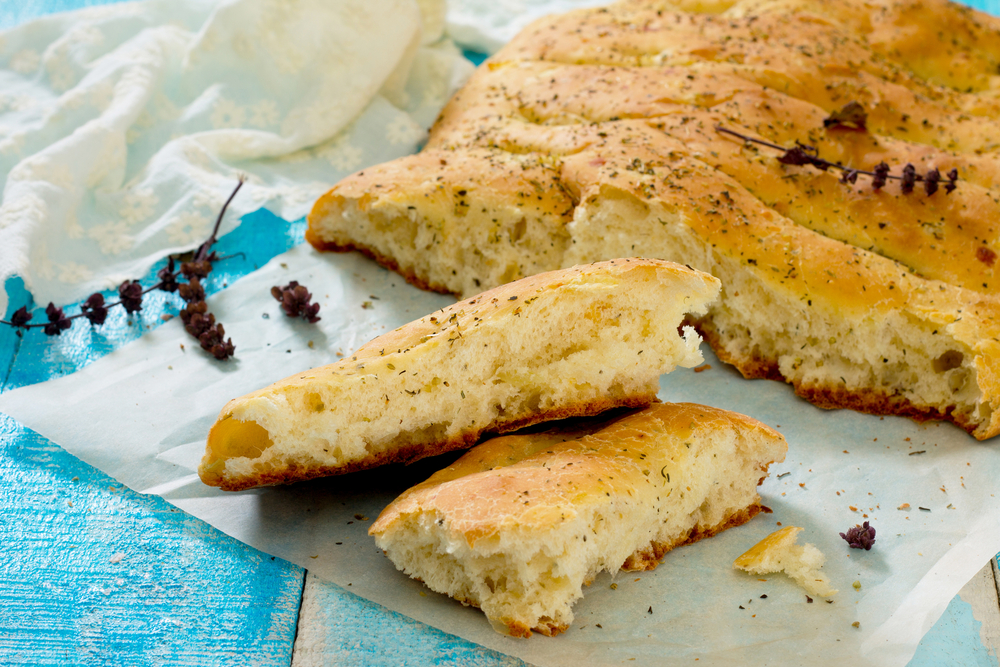 FOCACCIA COM AZEITONA E ALECRIM