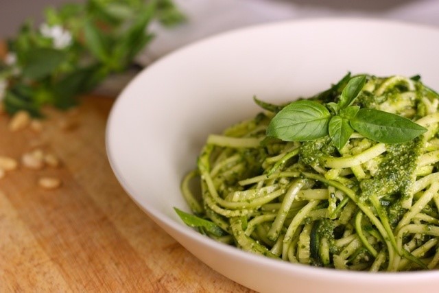 MACARRÃO DE ABOBRINHA COM PESTO DE CACAU