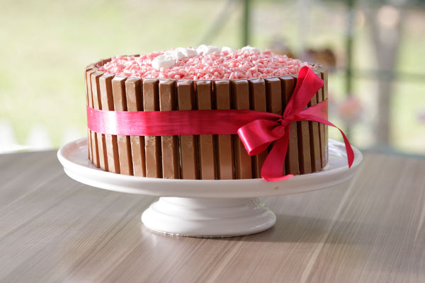 Bolo branco com bicho de pé e barrinhas de chocolate