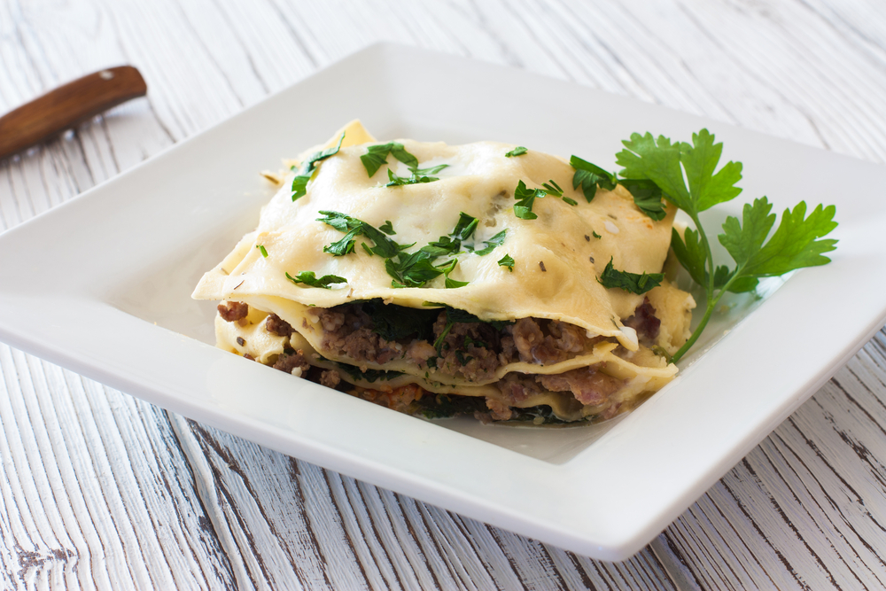 Lasanha ao funghi com rúcula e molho branco