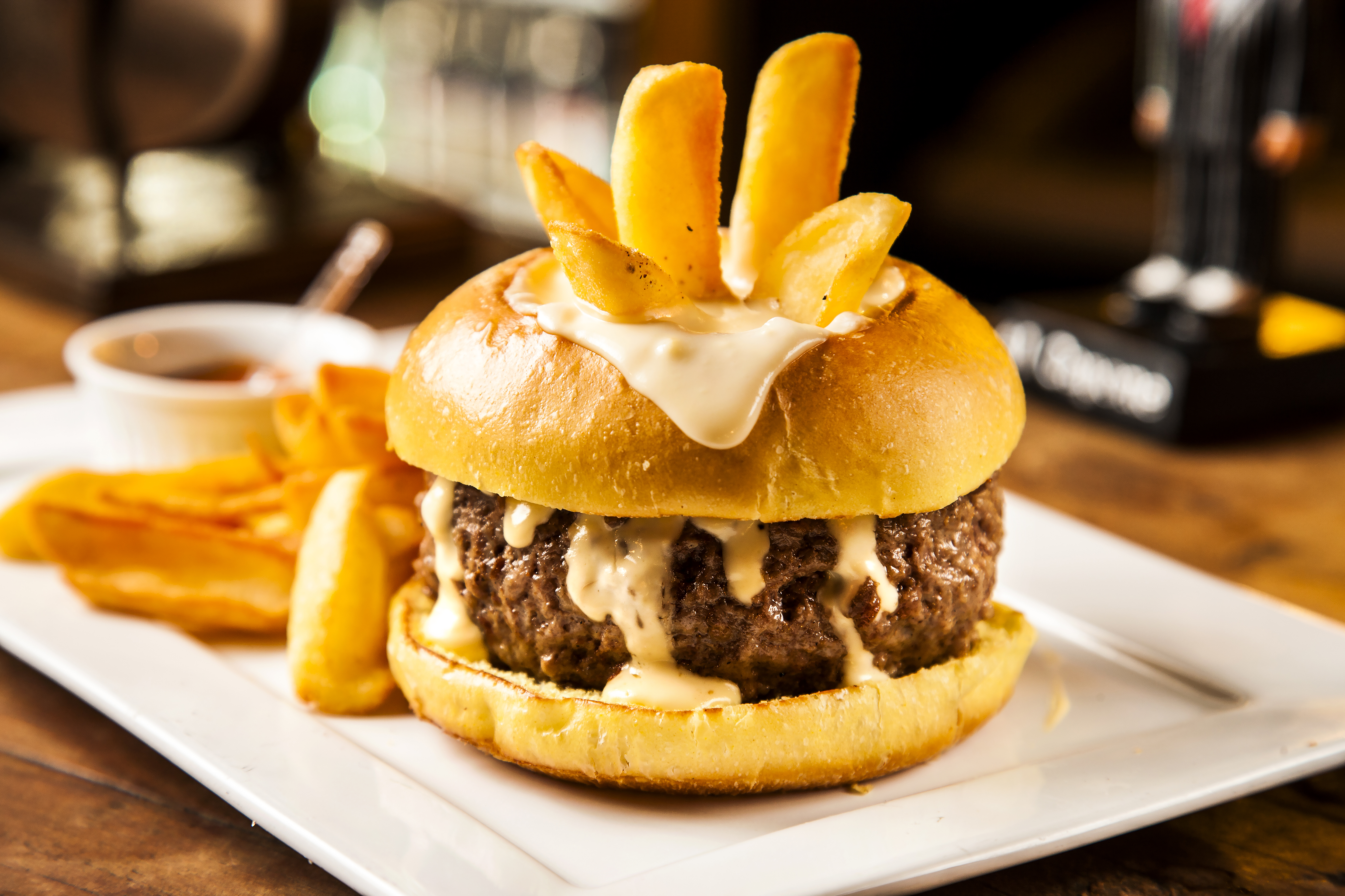 Restaurantes: Conheça a hamburgueria em SP que serve o incrível hambúrguer de fondue