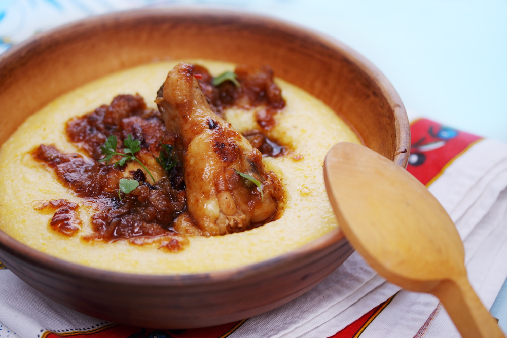 Polenta Cremosa com Molho de Frango