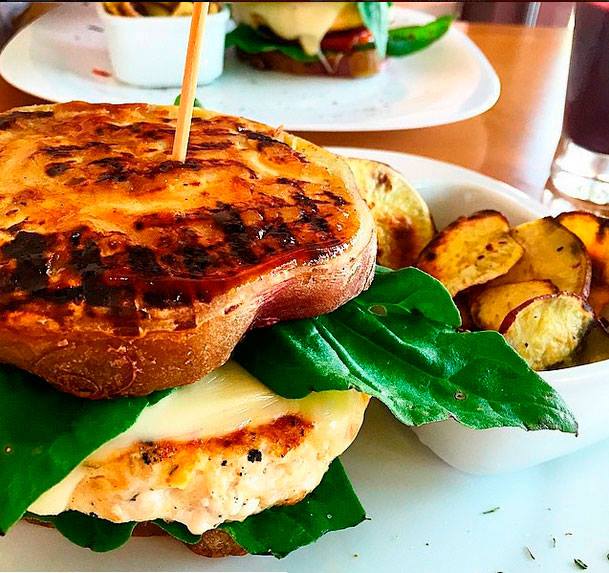 Hambúrguer de frango com pão fake de batata doce