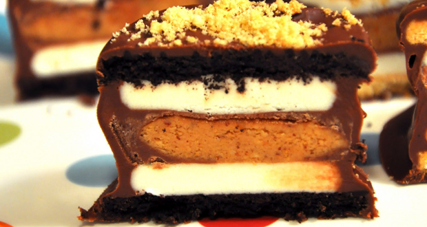 Oreo com Reese’s mergulhado no chocolate