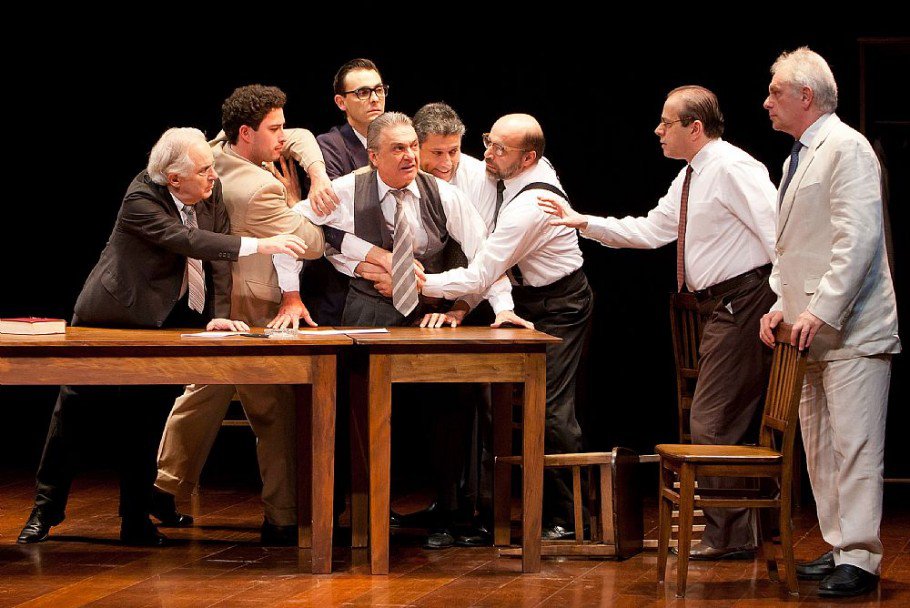6 motivos para assistir a peça "12 Homens e Uma Sentença"