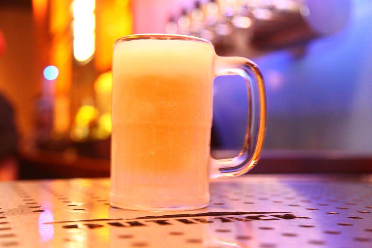 Restaurantes: Outback Steakhouse presenteia clientes com sua famosa caneca