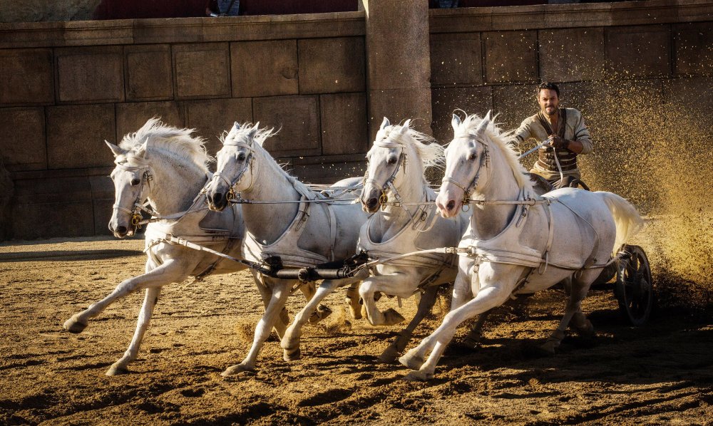 Da corrida de bigas à crucificação: atores contam como foi filmar as cenas mais icônicas do remake de “Ben-Hur"