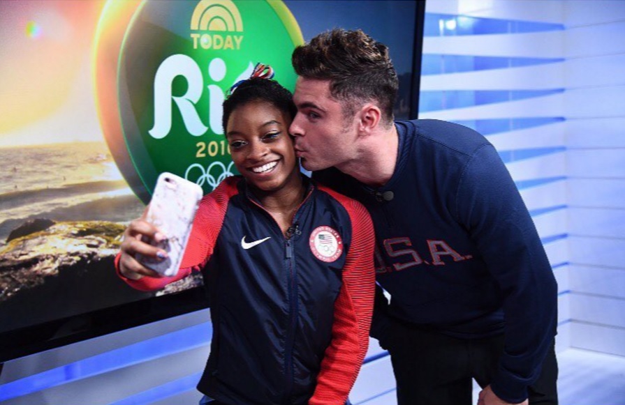 Famosos: Zac Efron está no Brasil e beija a fã Simone Biles