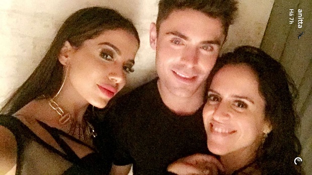 Famosos: Rumor: Anitta e Zac Efron se beijam em balada no Rio de Janeiro