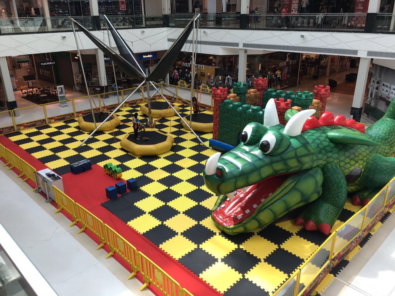 Parque Shopping Barueri recebe dragão gigante e cama elástica para crianças e adultos