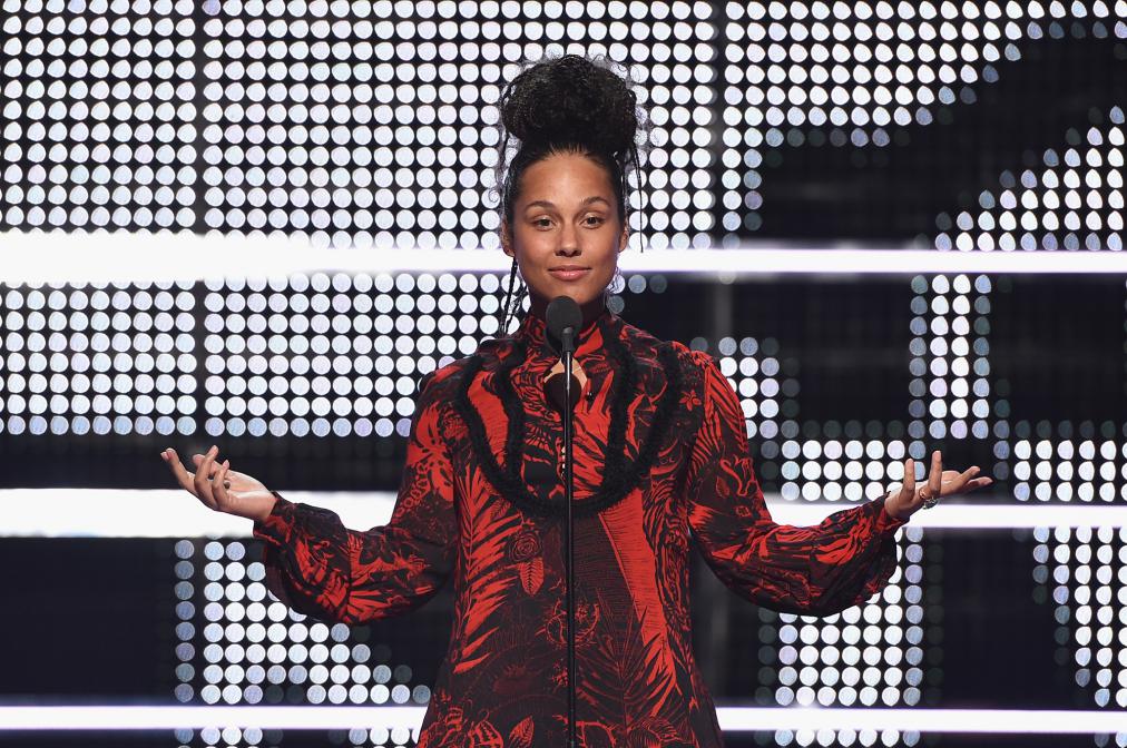 TV: Alicia Keys rebate críticas sobre não usar maquiagem 