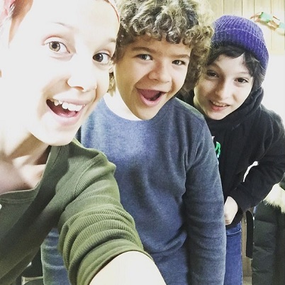 TV: Elenco de "Stranger Things" compartilha fotos dos bastidores da série