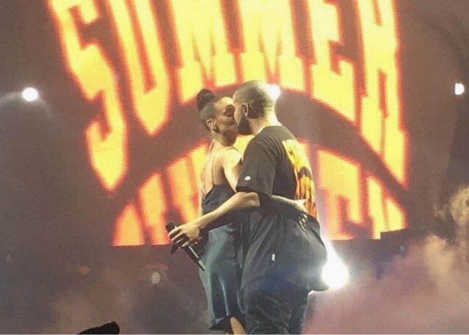Famosos: Drake e Rihanna finalmente se beijam em show