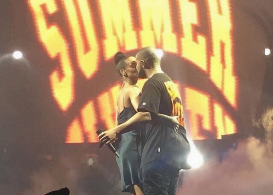 Drake e Rihanna finalmente se beijam em show